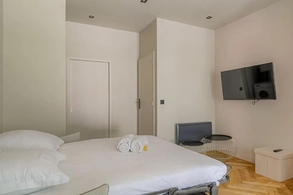 Bel Appartement Lumineux, Deux Pieces, Ecully 0*,  France