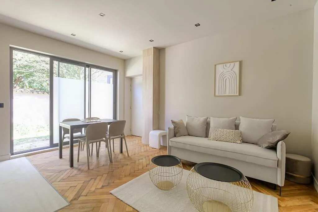 Bel Appartement Lumineux, Deux Pieces, Ecully Apartment